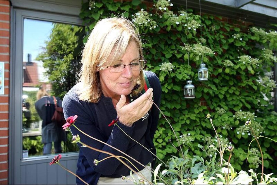Pia Mark besökte Kerstin Jönssons trädgård. ”Det blir nog några trädgårdar till som vi tittar in i. Vi får se vilka”, sa hon.