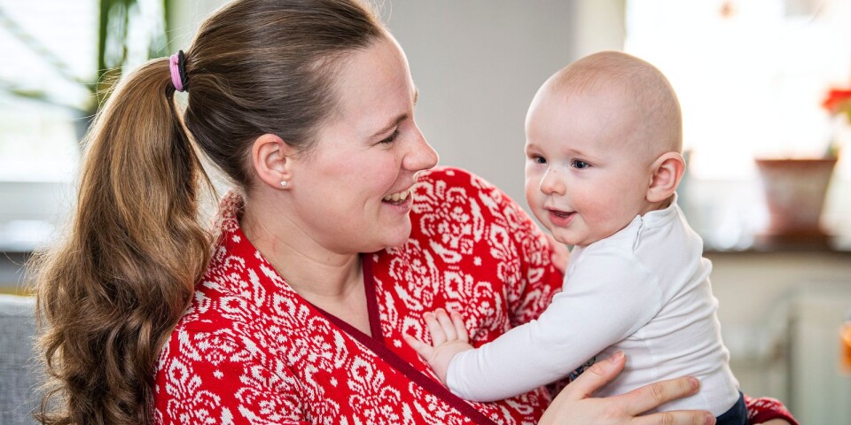 När Elinore Axelsson födde sitt första barn drabbades hon av en svår förlossningsskada. När lillebror skulle komma krävde hon att få kejsarsnitt.
