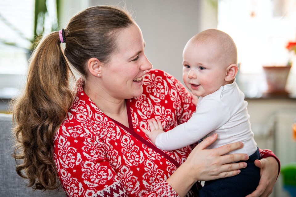 När Elinore Axelsson födde sitt första barn drabbades hon av en svår förlossningsskada. När lillebror skulle komma krävde hon att få kejsarsnitt.