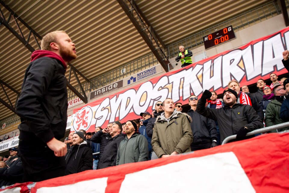 Kalmar FF:s supportrar på läktaren mot AFC Eskilstuna.
