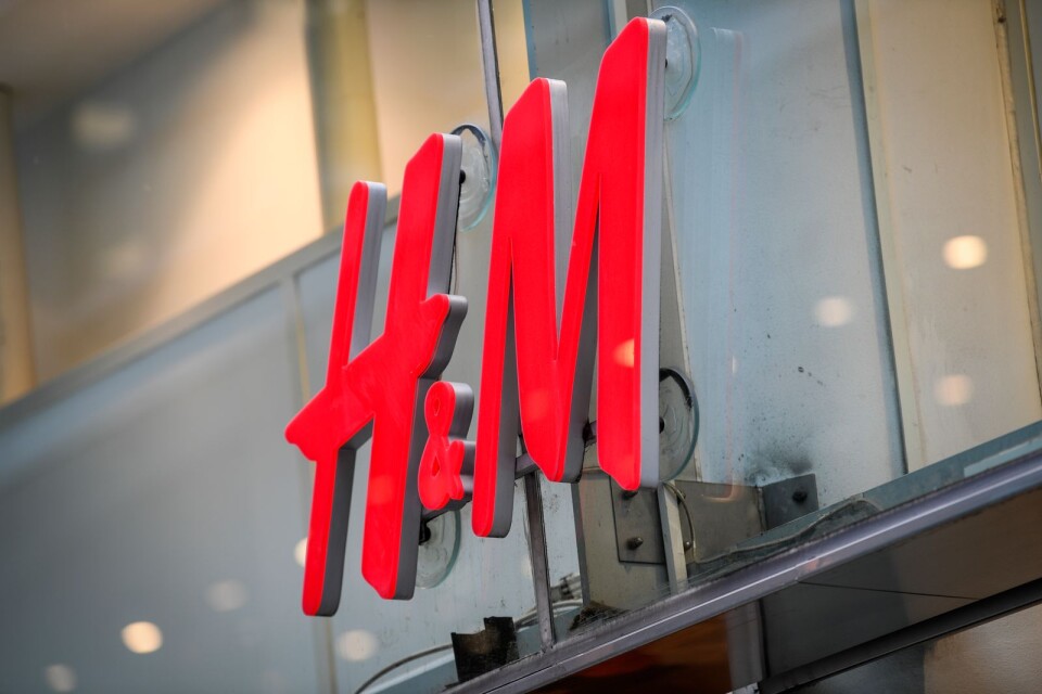 Kina fortsätter att sätta press på Sverige. Denna gång är det H&M som drabbas.
