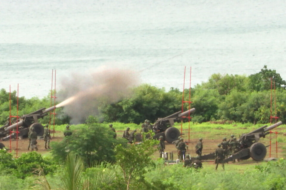 Taiwans militär genomför en artilleriövning som svar på Kinas militära styrkeuppvisningar under tisdagen.