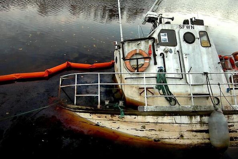 Kranbil är beställd. Den sjunkna båten i Åhus hamn ligger fortfarande kvar i vattnet, men ska bärgas vilken dag som helst, enligt ägarens företrädare. BILD: RONNIE SMITH