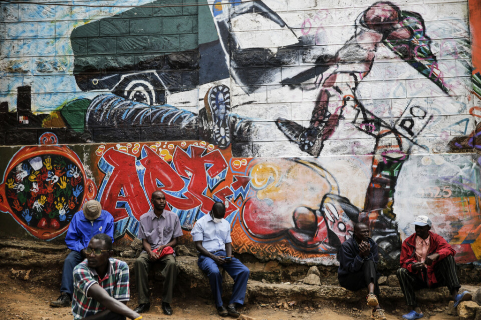 En väggmålning i Kenyas huvudstad Nairobi visar den kravallpolis som sågs sparka en medvetslös man upprepade gånger under en demonstration i landet 2016. Nu kommer nya larm om polisövervåld. Arkivbild.