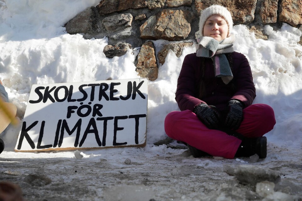 Greta Thunbeg has been on strike from school every Friday since last autumn.To begin with she sat all alone outside the parliament building. She believes that politicians are doing too little for the environment and the climate. The poster reads: ”School strike for the climate”.