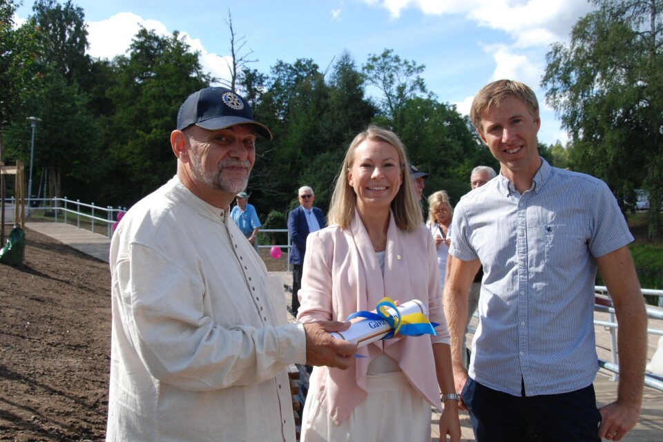 Rotarys president Anders Blixt överlämnar gåvan till kommunstyrelsens ordförande Sara Rudolfsson (S) och Daniel Ottosson, teknisk samordnare för offentlig miljö