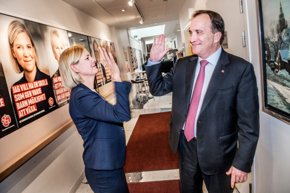 Finansminister Magdalena Andersson och statsminister Stefan Löfven gör en high five efter att de presenterat Socialdemokraternas valmanifest 2018 där bland annat en "familjevecka" ingår.