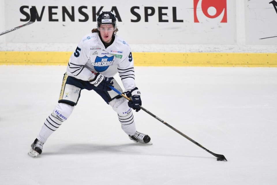 Nummer 95, Carl Persson, är  en av hockeyallsvenskans hetaste forwards. 21-åringen från Kristianstad  har öst in poäng i BIK Karlskoga. Nu jagas Calle av SHL-klubbar. Foto: Jessica Gow/TT