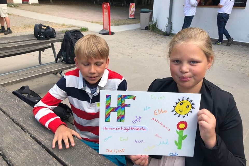 Emil Cristiansson och Freja Hallqvist ska hälsa Victoria välkommen med en skylt från hela klassen på Hammenhögs friskola.
