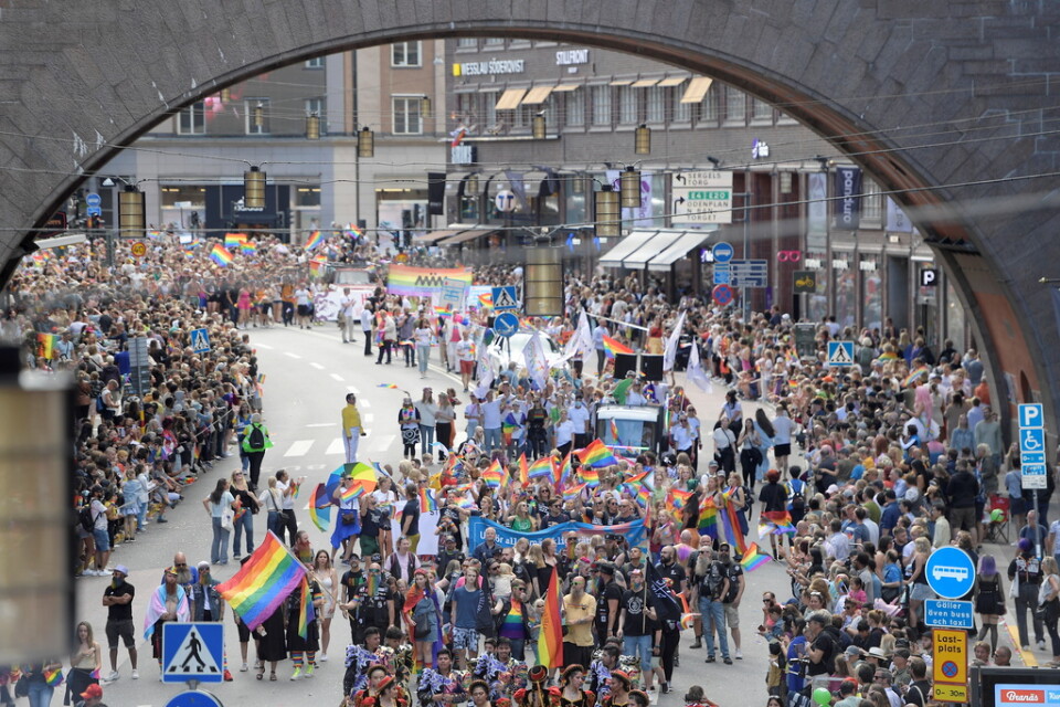 Deltagare passerar Kungsgatan under 2022 års Prideparad i Stockholm. Arkivbild.