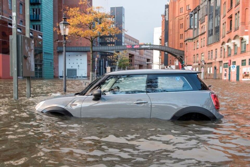 Vid fiskmarknaden i Hamburg står gatorna under vatten efter ovädret.