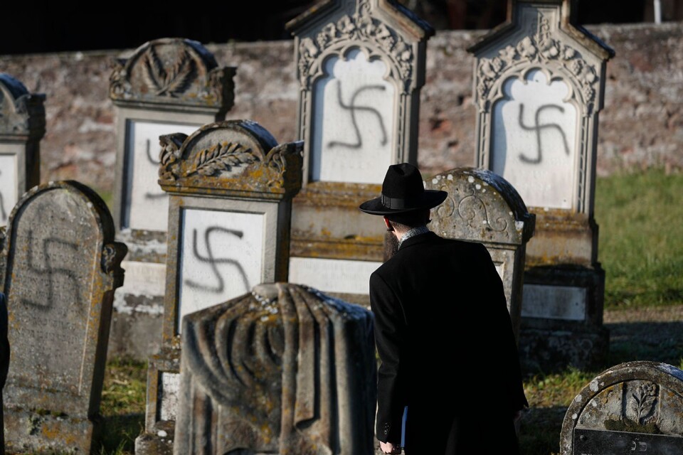 Ännu ett exempel på det judehat som finns och frodas inom EU:s medlemsstater. Rabbinen Harold Abraham Weill besöker en judisk begravningsplats i Strasbourg efter att 107 gravar vandaliserats med bland annat klottrade hakkors.
