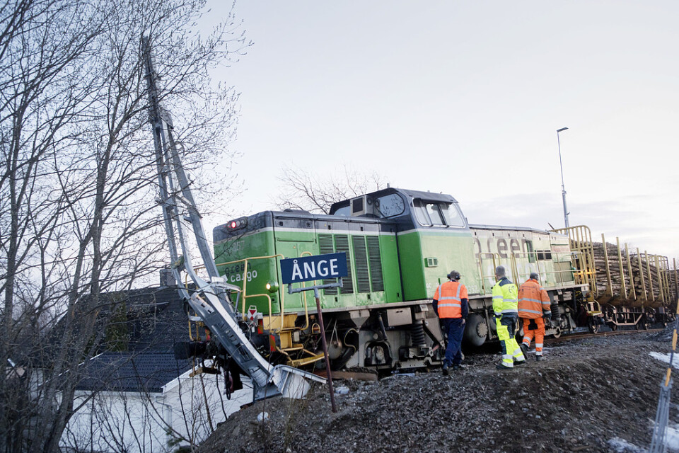 Tåg med timmer spårade ur i Ånge på långfredagen.