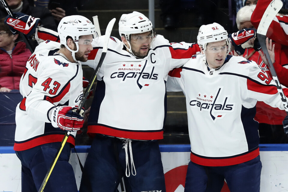 Washington Capitals Alexander Ovetjkin, mitten, och Jevgenij Kuznetsov, till höger, är uppsatta på NHL:s covid-19-lista efter att ha brutit mot ligans coronaregelverk. Arkivbild.