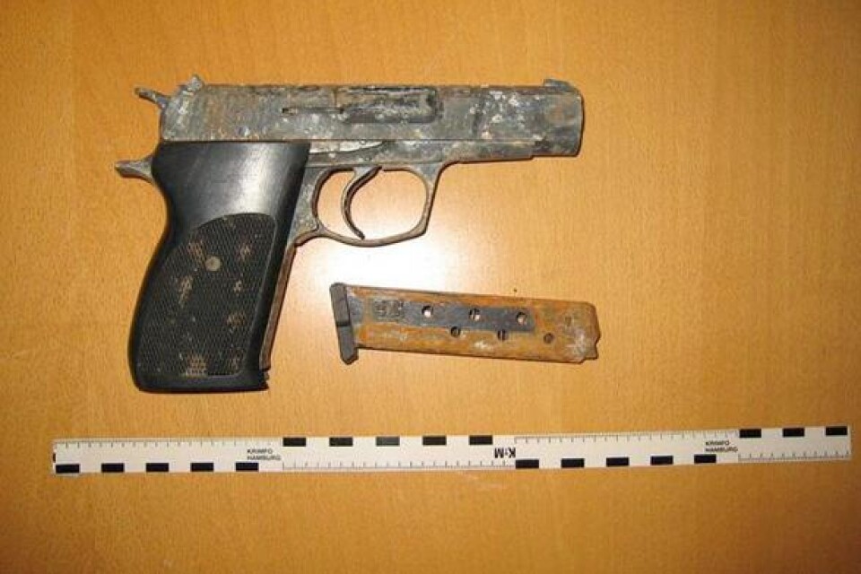 Denna pistol hittades av bakom Rosenhagen i början av januari i år. Polisen misstänker att det kan vara det vapen som användes vid ett bankrån i Anderslöv 2005. Bild: Polisen