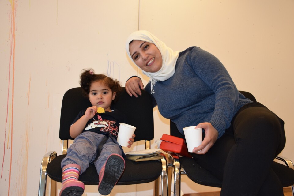 Arwa Khader, Broby, with her daughter Elin, 2, took part in the meeting  at Folkuniversitetet that Hej Främling arranged in Kristianstad.