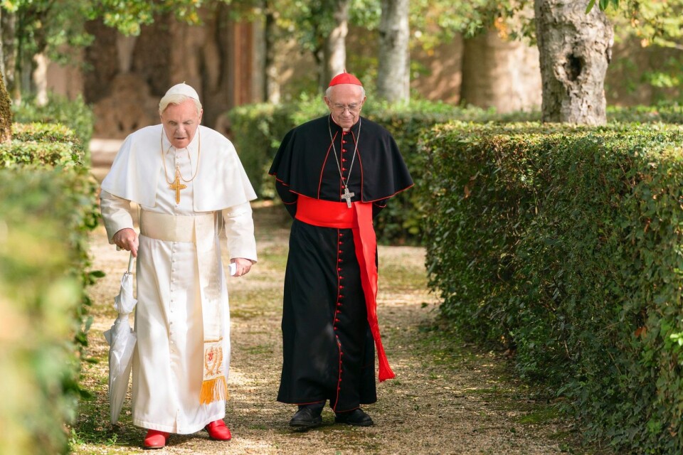 Påven Benedictus XVI (Anthony Hopkins) och kardinal Bergoglio (Jonathan Pryce) pratar och pratar i "The two popes"