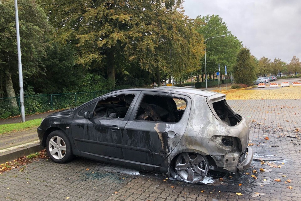 Bilen som blev totalt förstörd av bränderna stod under söndagen kvar på parkeringsplatsen intill Stadsparken.