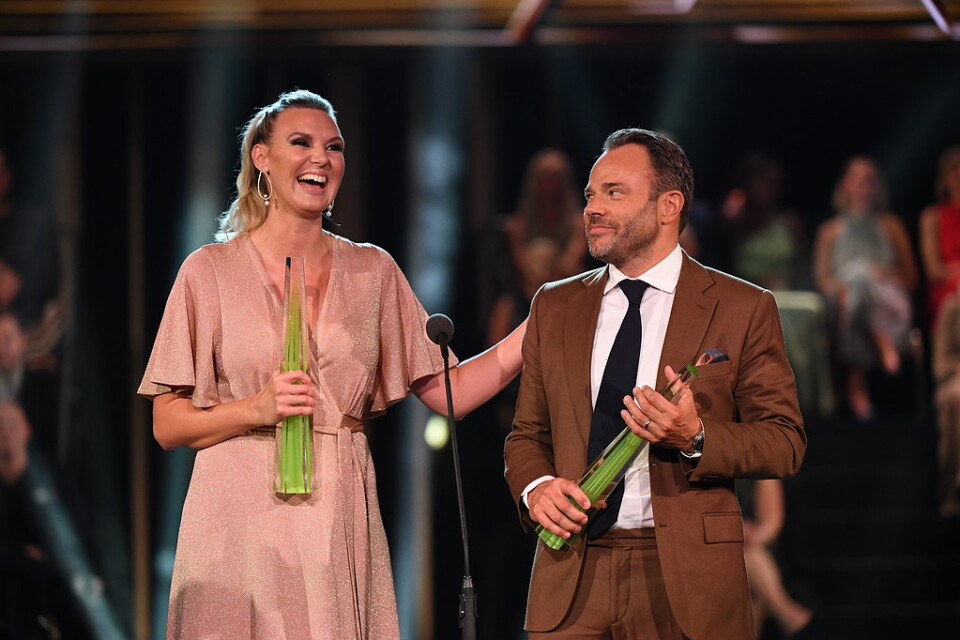 Sanna Nielsen och David Hellenius tar emot prisen Årets programledare vid Kristallen 2019 på Cirkus.