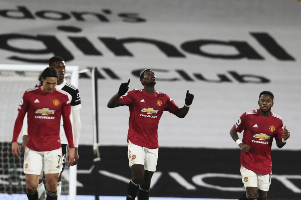 Paul Pogba, i mitten, firar efter sitt segermål borta mot Fulham.