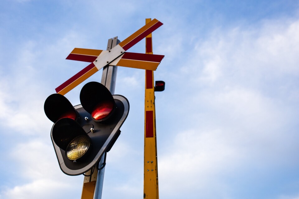 Vid järnvägsövergångar kan hörlurarna göra så att man inte hör de varnande ljudsignalerna.