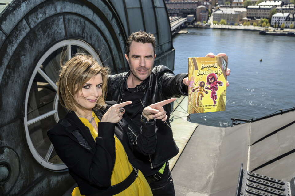 Författarparet Elias och Agnes Våhlund är aktuella med den femte delen i sin bästsäljande barnboksserie "Handbok för superhjältar".