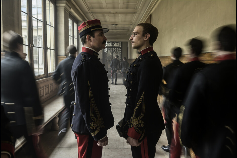 Louis Garrel och Jean Dujardin i "En officer och spion". Pressbild.