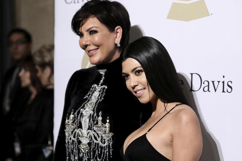Matriarken Kris Jenner tillsammans med dottern Kourtney Kardashian. Arkivbild.