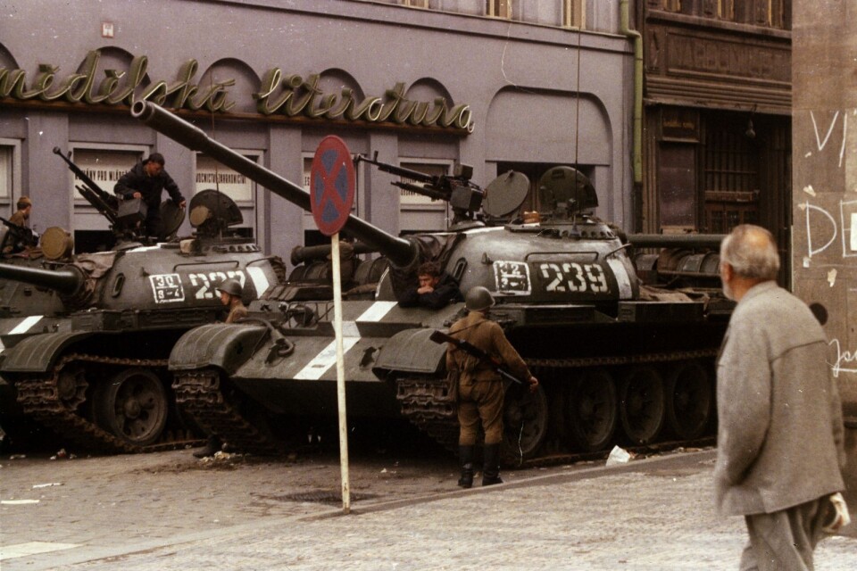 I augusti 1968 rullade sovjetiska stridsvagnar in i centrala Prag, Tjeckoslovakien.