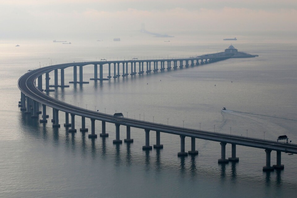 Med sina 55 kilometer kopplar den nya bron samman Hongkong, Macau och Kina.
