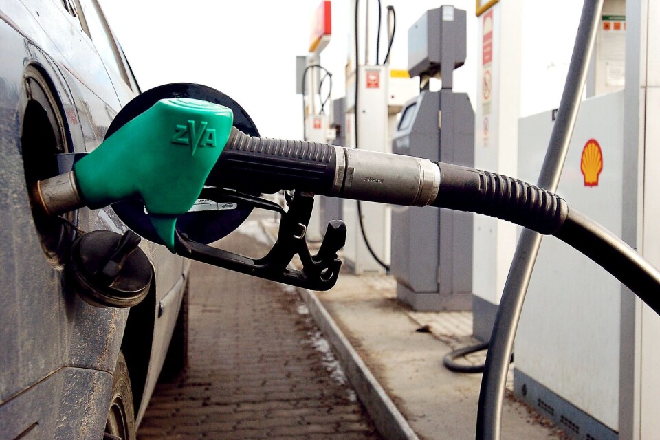”Skatten på bensin sänks med 164 öre jämfört med nästa års planerade nivå och dieseln ned mot EU:s miniminivå, sammantaget med 43 öre.”
