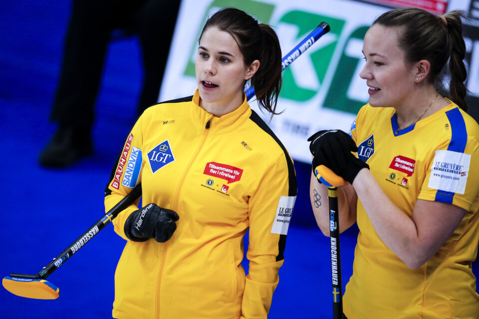 Anna Hasselborg (vänster) och Agnes Knochenhauer under segermatchen mot Schweiz.