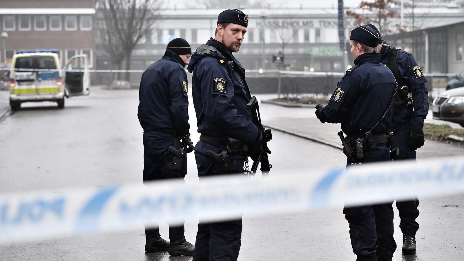 HÄSSLEHOLM Polis på plats efter en explosion på Hässleholms Tekniska skola som inträffade under förmiddagen. En man i 20-årsåldern har gripits misstänkt för terrorbrott. Foto: Johan Nilsson / TT kod 50090
