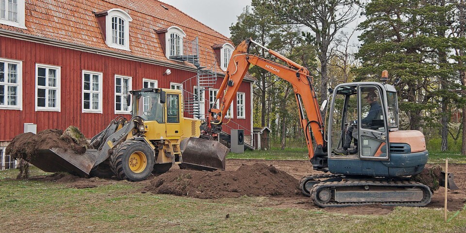 I lördags började byborna i Kastlösa att planera platsen där den nya boulebanan skall ligga.