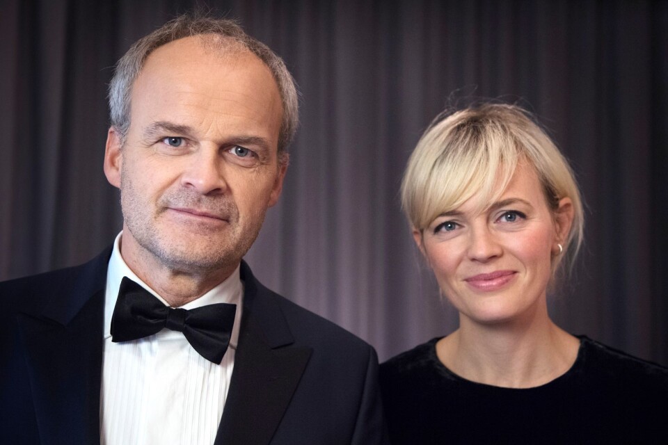 Vi måste ha en solsida i samhället. På bild: Johan Rheborg och Josephine Bornebusch, inför premiären av filmen ”Solsidan”.