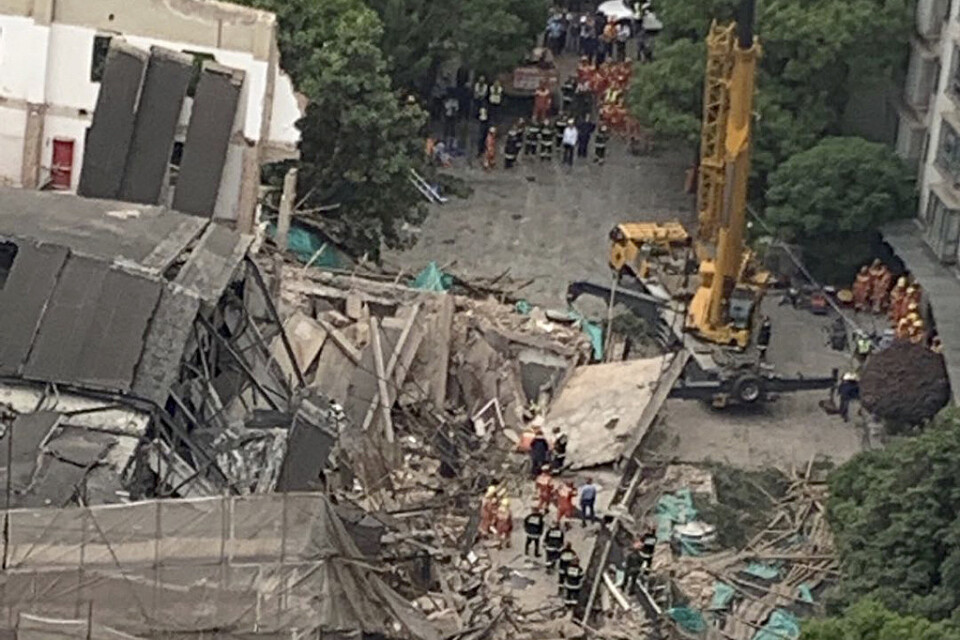 Flera människor omkom när en byggnad rasade samman i Shanghai.