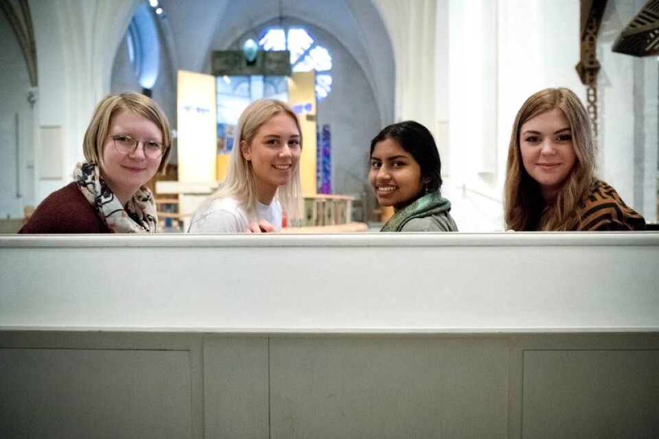 Johanna Lindblom, till vänster, Märta Petersson, Ellinor Stridh och Frida Yman arbetar sedan augusti som traineer i Svenska kyrkan. Flera av dem ser kyrkan som en framtid arbetsgivare.