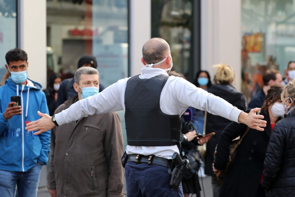 Polis trycker tillbaka allmänheten nära platsen för attacken i Nice.