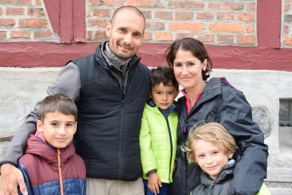 Jiucent och Stéphanie Rodier och deras tre barn är från Frankrike: ”Vi kör runt i Skandinavien och besöker Ystad i en vecka. Nu ska vi gå till ett gammalt hus vid Pilgrändsgård som vi läst om i en guidebok”.