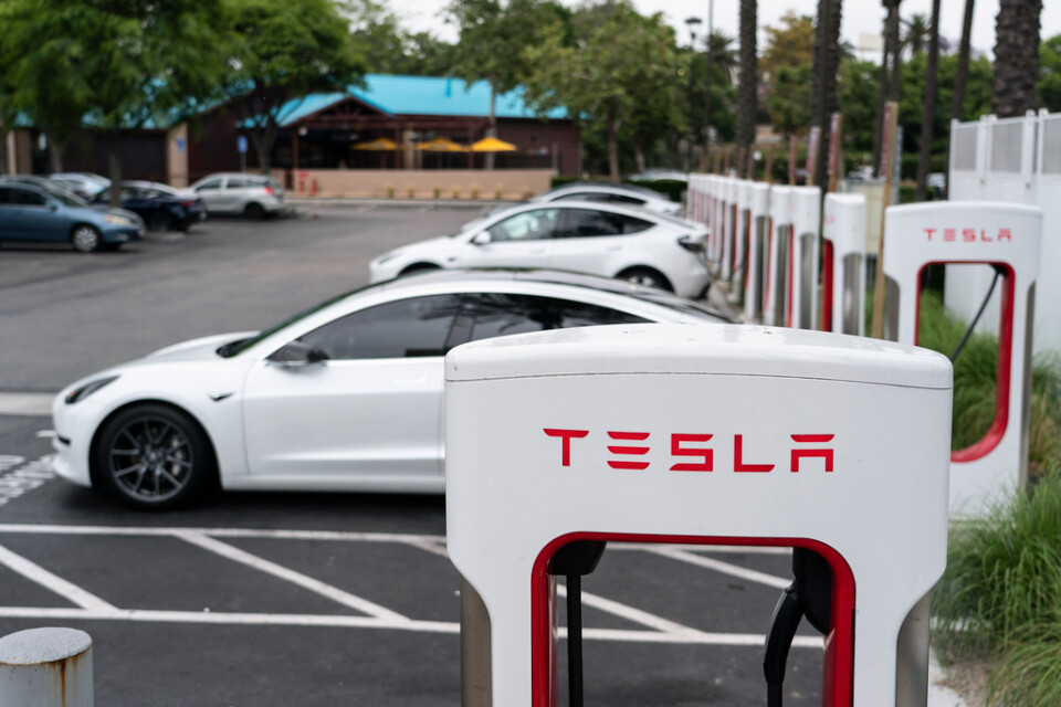 Tesla steg ytterligare på börsen efter besked om ett avtal med konkurrenten General Motors.