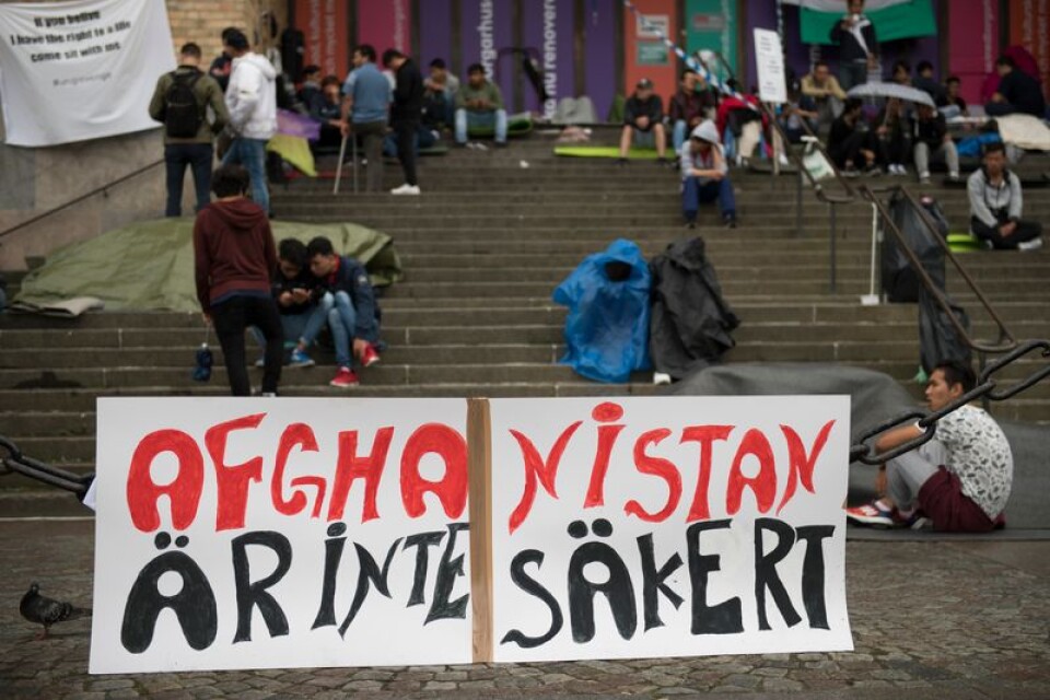 Ensamkommande och nätverket Ung i Sverige manifesterar på Medborgarplatsen för att stoppa utvisningarna till Afghanistan.