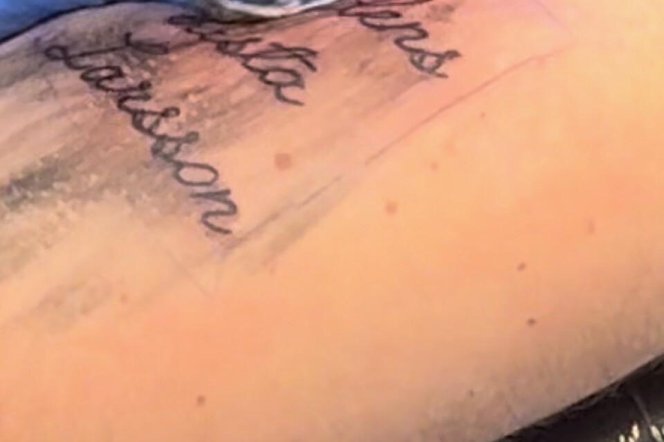 Jacob Norrhult tatuerar in en dubbelhyllning med texten "Världens bästa Larsson" på armen