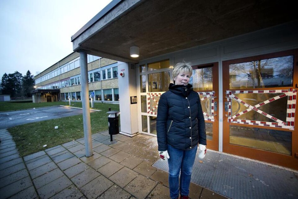 Ewa-Lotta Carlsson, rektor för Centrumskolan på Araby, kallades till platsen under tisdagskvällens tumult. Hon är bekymrad över vandaliseringen på skolan. FOTO: LENA GUNNARSSON