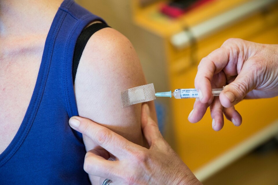 Efter vaccinsprutan kan man bli öm i armen. ”Det är ett snällt vaccin och det har varit prövat i över 50 år”, säger Ann-Margareth Lundin.