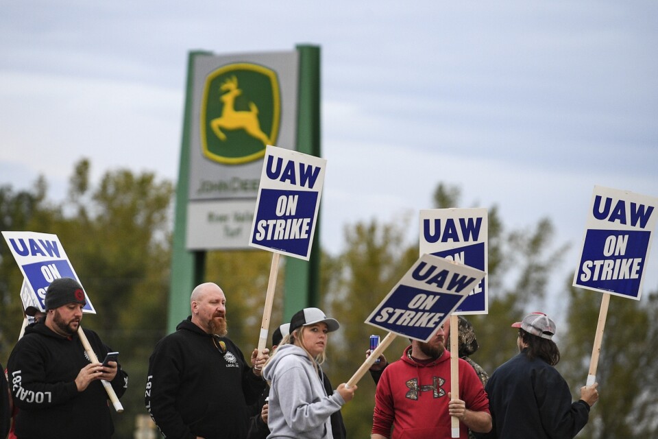 Strejkande arbetare på John Deere-anläggningen i Davenport i Iowa.