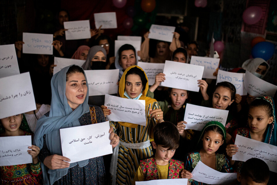 En manifestation för kvinnors och flickors rättigheter, som hölls inne på en privat skola i Afghanistans huvudstad Kabul i början av oktober.