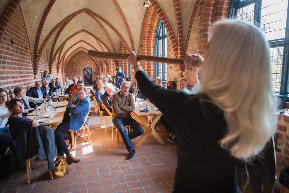 Riksspelmannen Miriam Andersén, bosatt i Everöd, var på plats igår för att på Klostret demonstrera några av de forntida instrumenten. Foto: Mark Hanlon