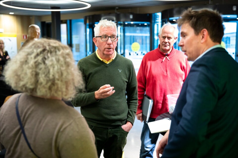 Forskaren Fredrik Ahlgren öppnade upp på premiären och pratade om smarta städer. På plats var bland annat också i röd tröja Göran Elmqvist, Byggföretagen och i grön tröja Thomas Davidsson, näringslivschef.