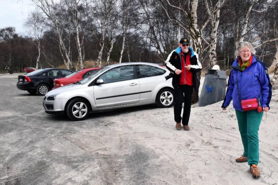 Lämnar inget kvar. Martien Dral och Jane Dral tar med sig sina värdesaker när de lämnar bilen på parkeringsplatsen i Hagestad.