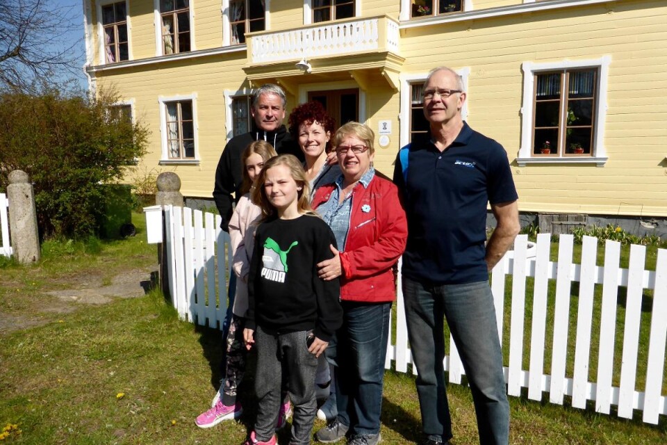 Lars Pfeifer och Ninni Norberg (bakre raden till vänster) tar över vandrarhemmet efter Monika och Lennart Kronlund. Foto: Privat